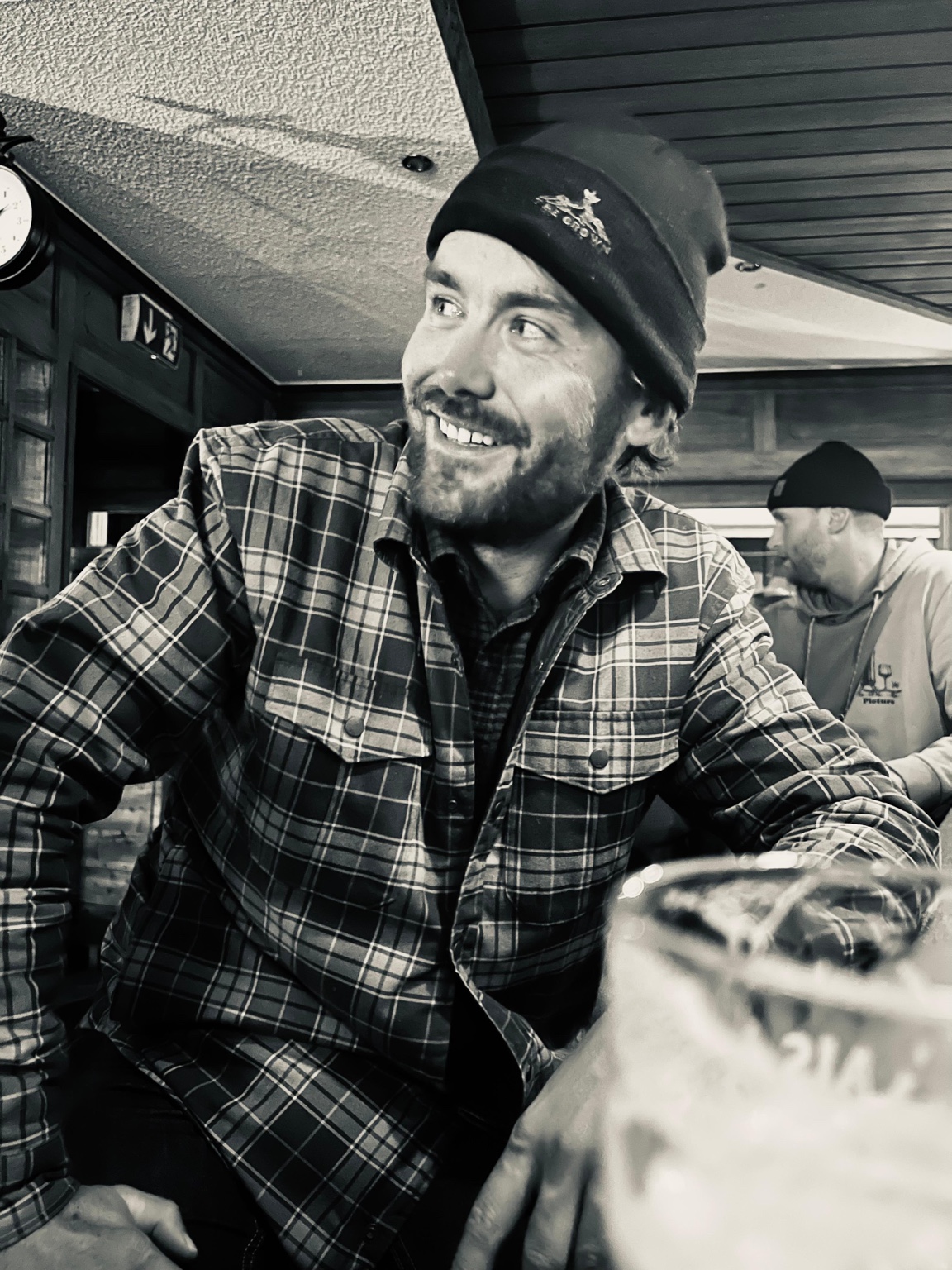 Portrait de Luc Guillot en noir et blanc, lors d’un moment après-ski