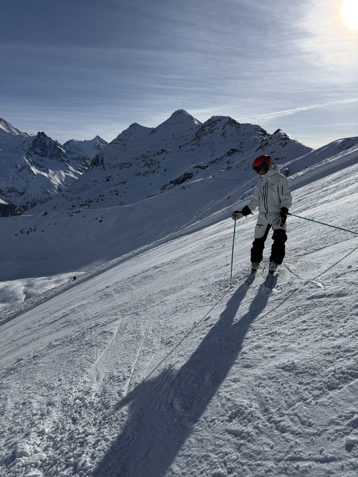 Moniteur face aux montagnes de Grimentz-Zinal