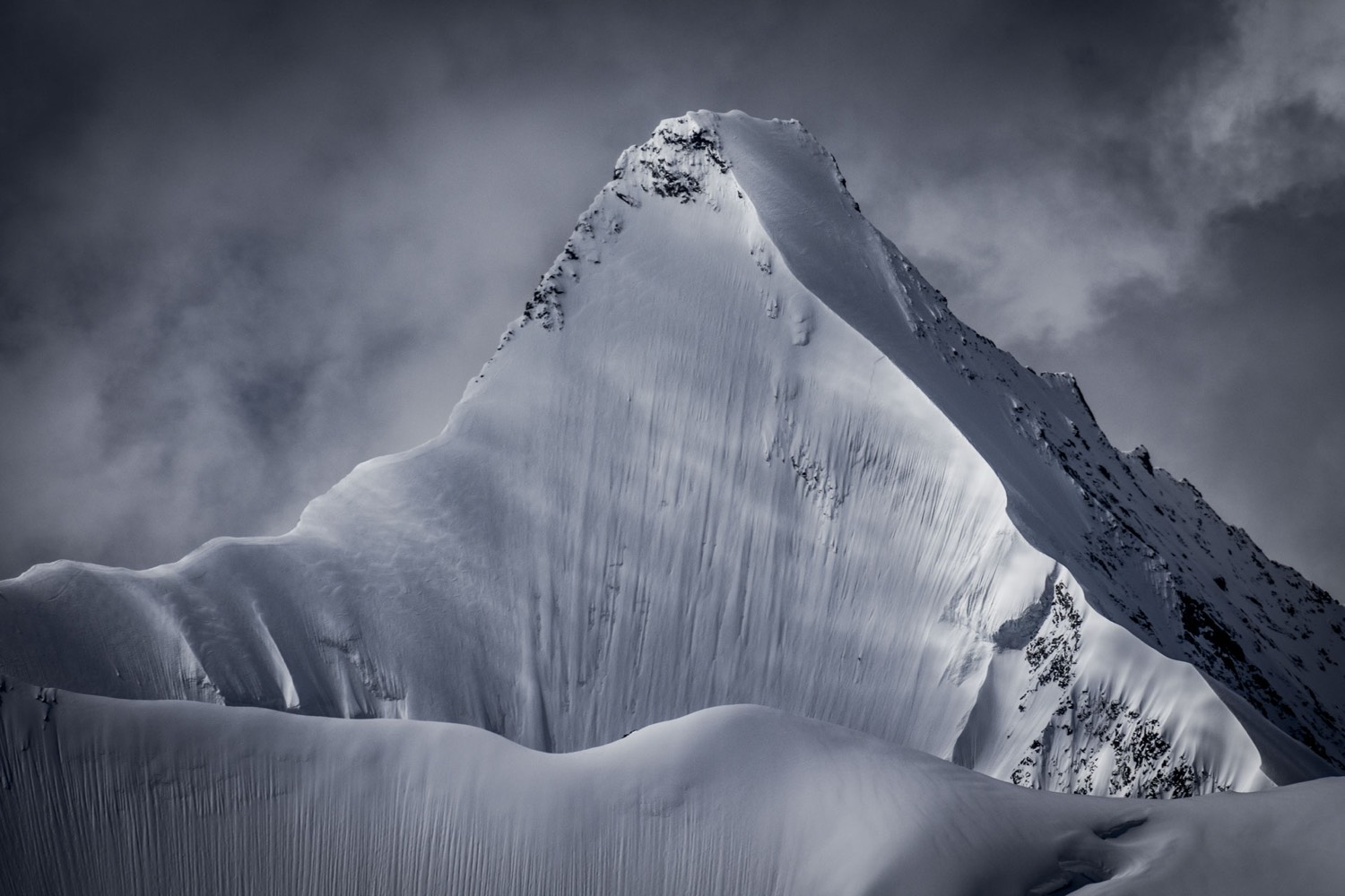 Sommet alpin enneigé et lignes de crête